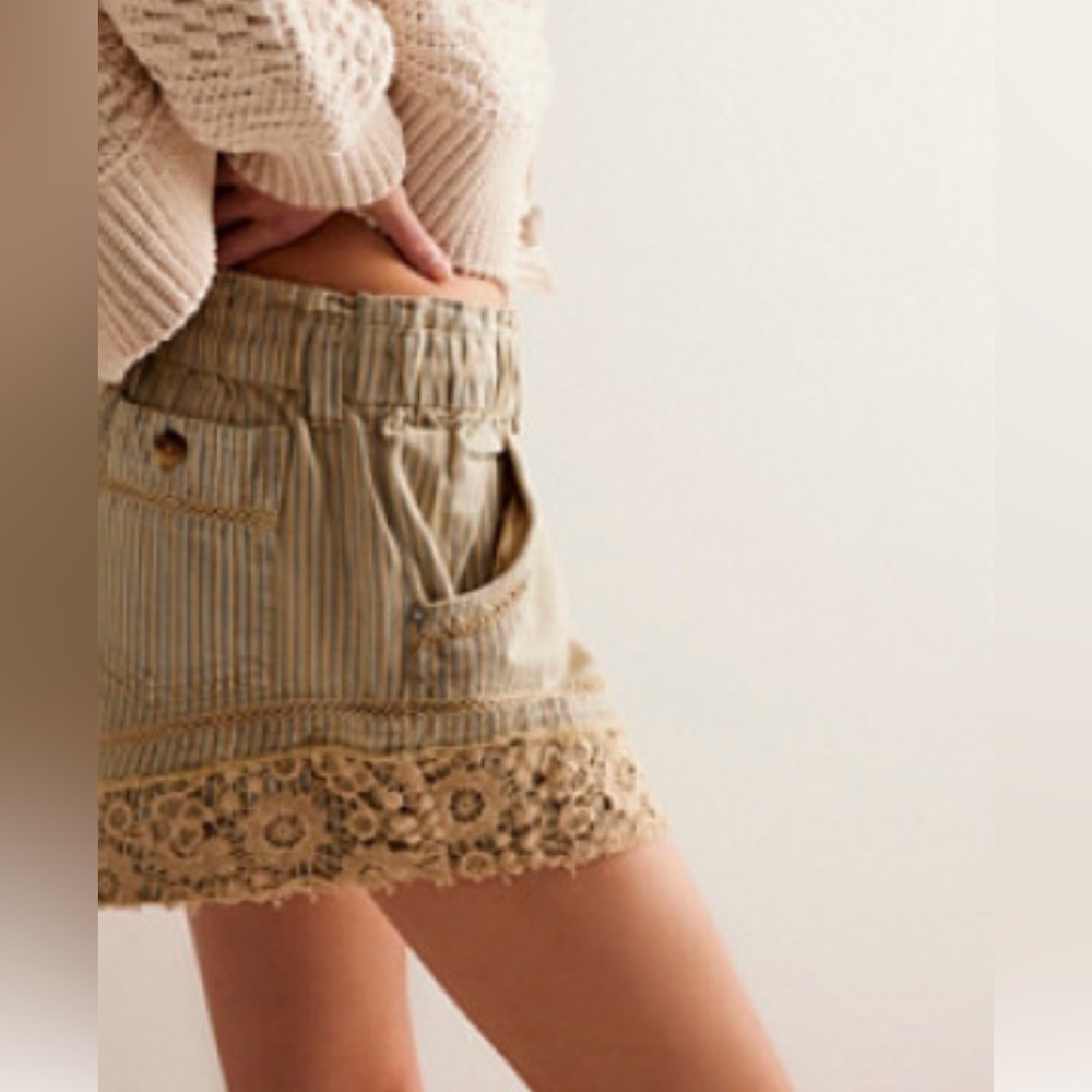 We the free shake it up railroad shorts RARE